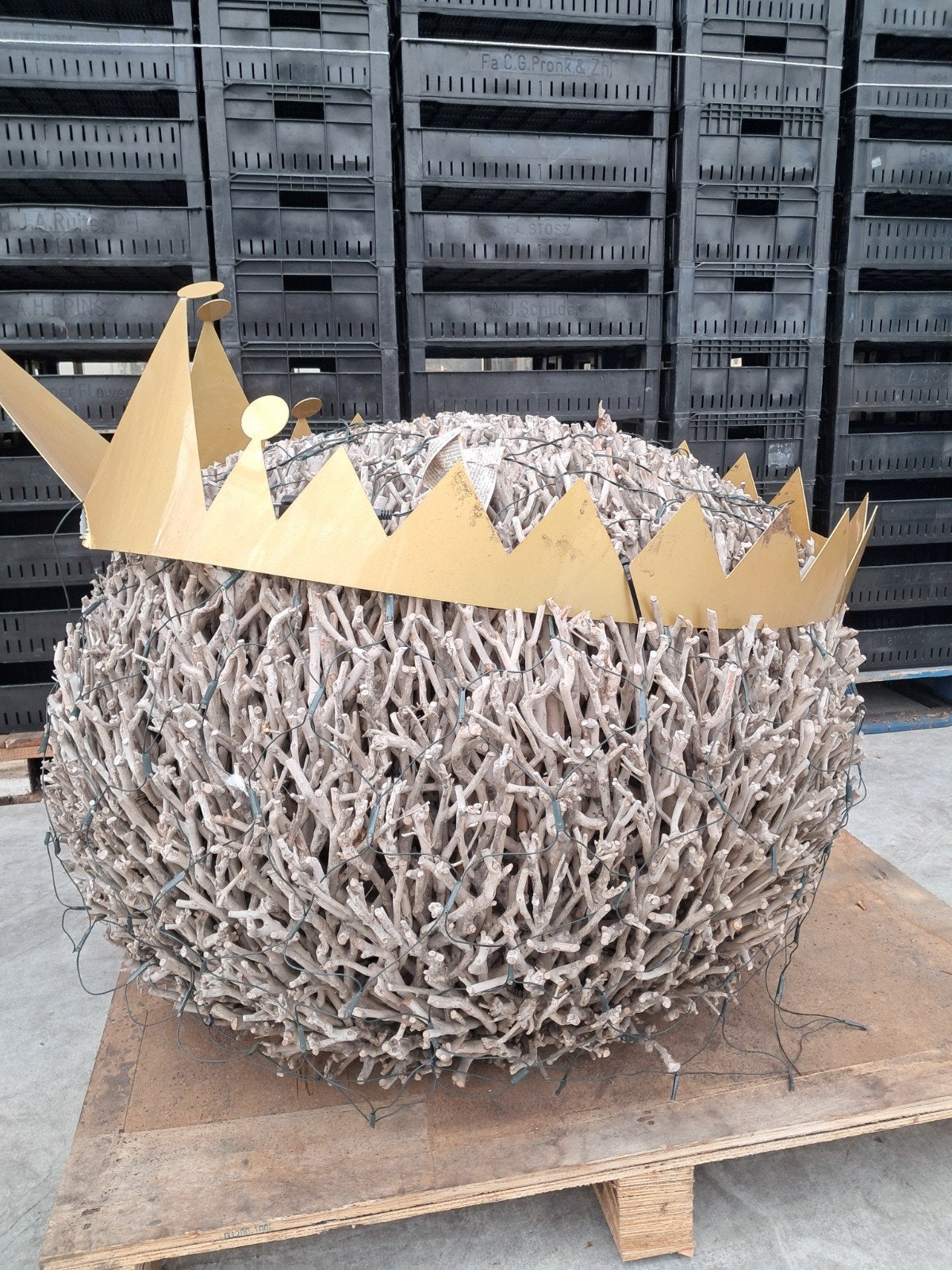 Decoratieve bol van takken met gouden kroon 2 stuks n, Ophalen, Hout, Gebruikt, Meerkleurig