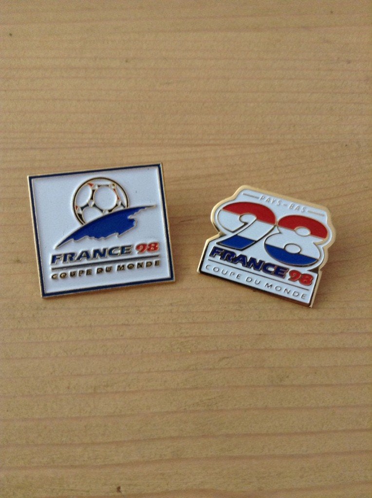 WK Frankrijk Pins 1998, Verzamelen, Speldjes, Pins en Buttons, Ophalen, Zo goed als nieuw, Sport, Speldje of Pin