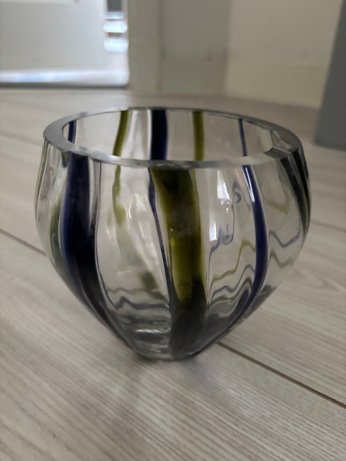 Glazen vaasje met blauwe en groene strepen, Ophalen of Verzenden, Zo goed als nieuw, Meerkleurig, Glas