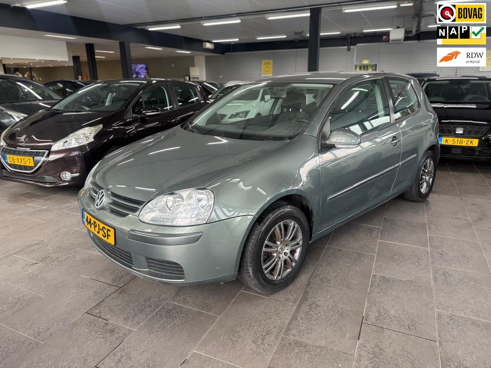 Volkswagen Golf 1.6 FSI Trendline navigatie lm-velgen elektr, Auto's, Voorwielaandrijving, Gebruikt, 4 cilinders, Origineel Nederlands