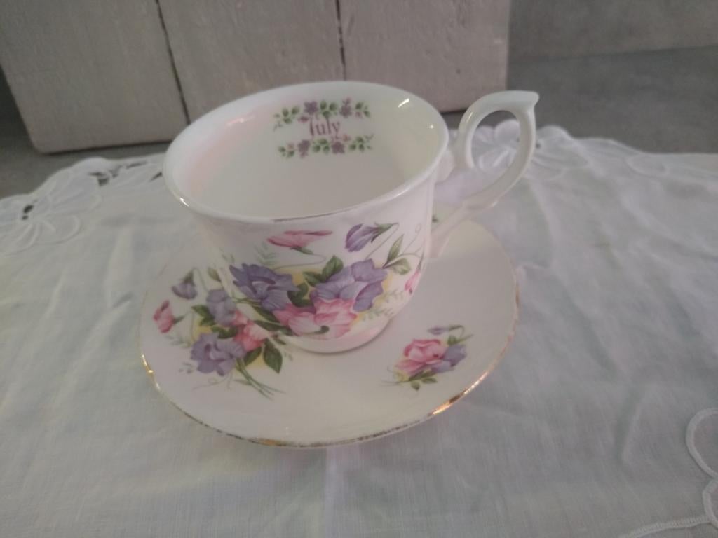 Kop en schotel Engels JULY, Huis en Inrichting, Keuken | Servies, Ophalen of Verzenden, Porselein, Overige stijlen, Kop(pen) en/of Schotel(s)