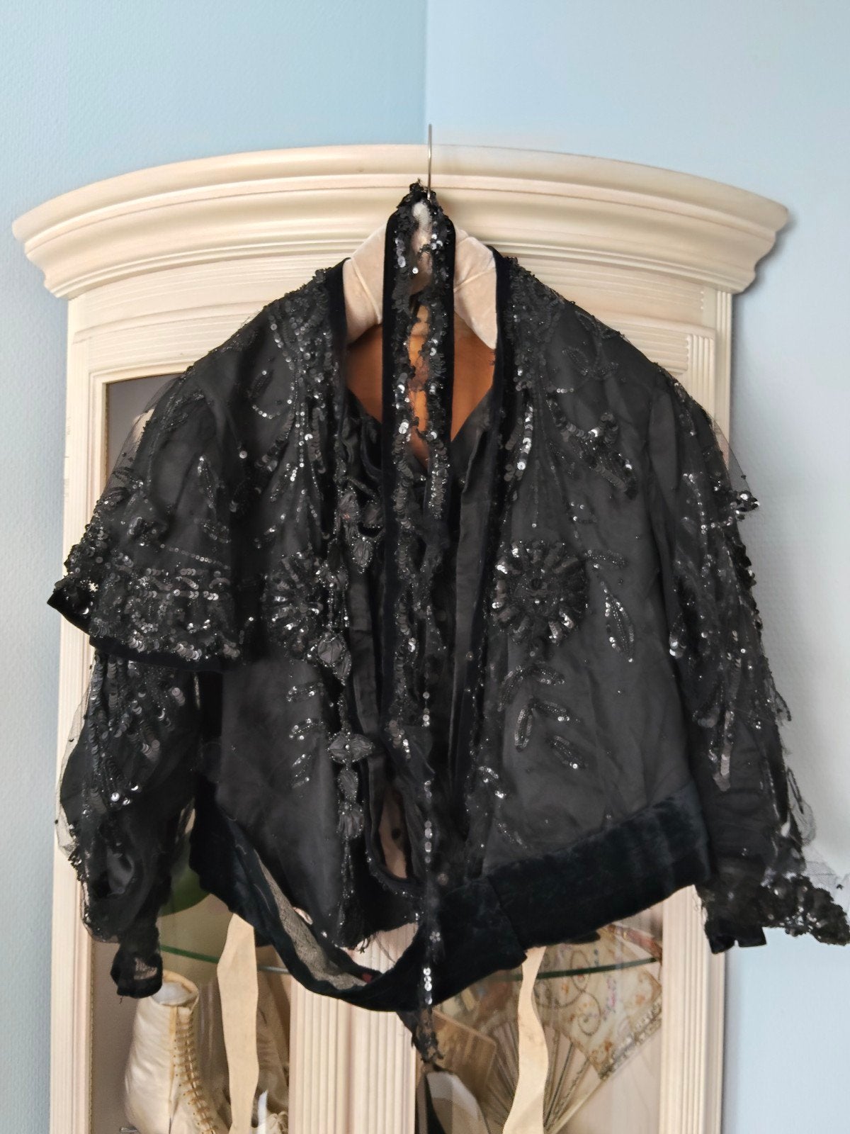 Antiek zwart zijde kanten bodice bezaaid met gitten & kralen, Antiek en Kunst, Antiek | Kleding en Accessoires, Ophalen of Verzenden