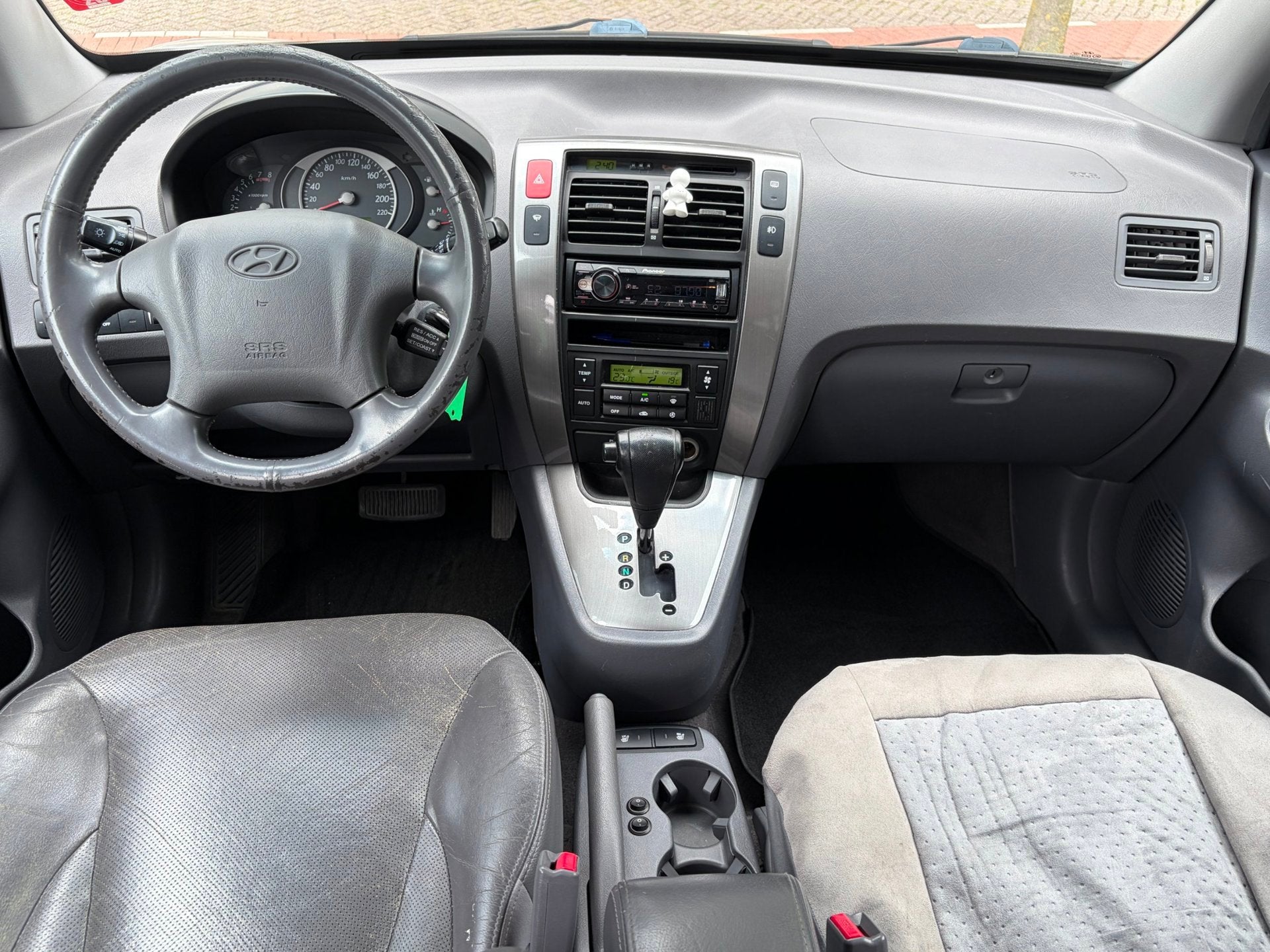 Hyundai Tucson 2.7i V6 4WD Style Automaat, Auto's, Automaat, Automatische klimaatregeling, Gebruikt, Beige