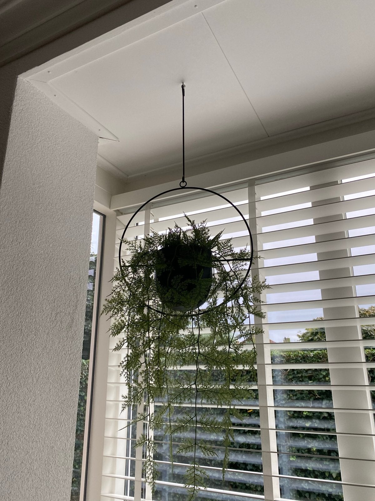 Metalen ring met zwarte pot en kunstplant - diameter 34 cm, Ophalen, Binnen, Groen, Kunstplant
