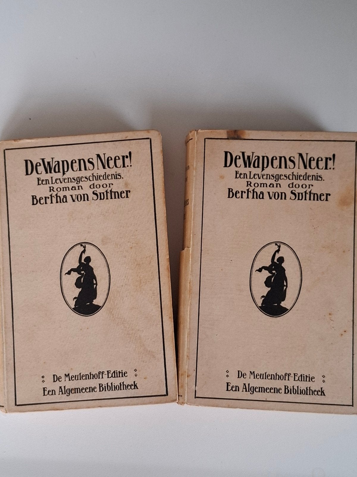 De Wapens Neer! Bertha von Suttner - 1915 Meulenhoff Editie, Boeken, Ophalen of Verzenden, Gelezen, Bertha von Suttner, Nederland