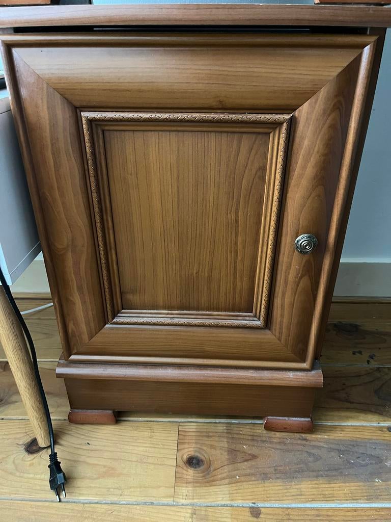 Houten nachtkastje/bijzettafel met deur, Huis en Inrichting, Ophalen, Gebruikt