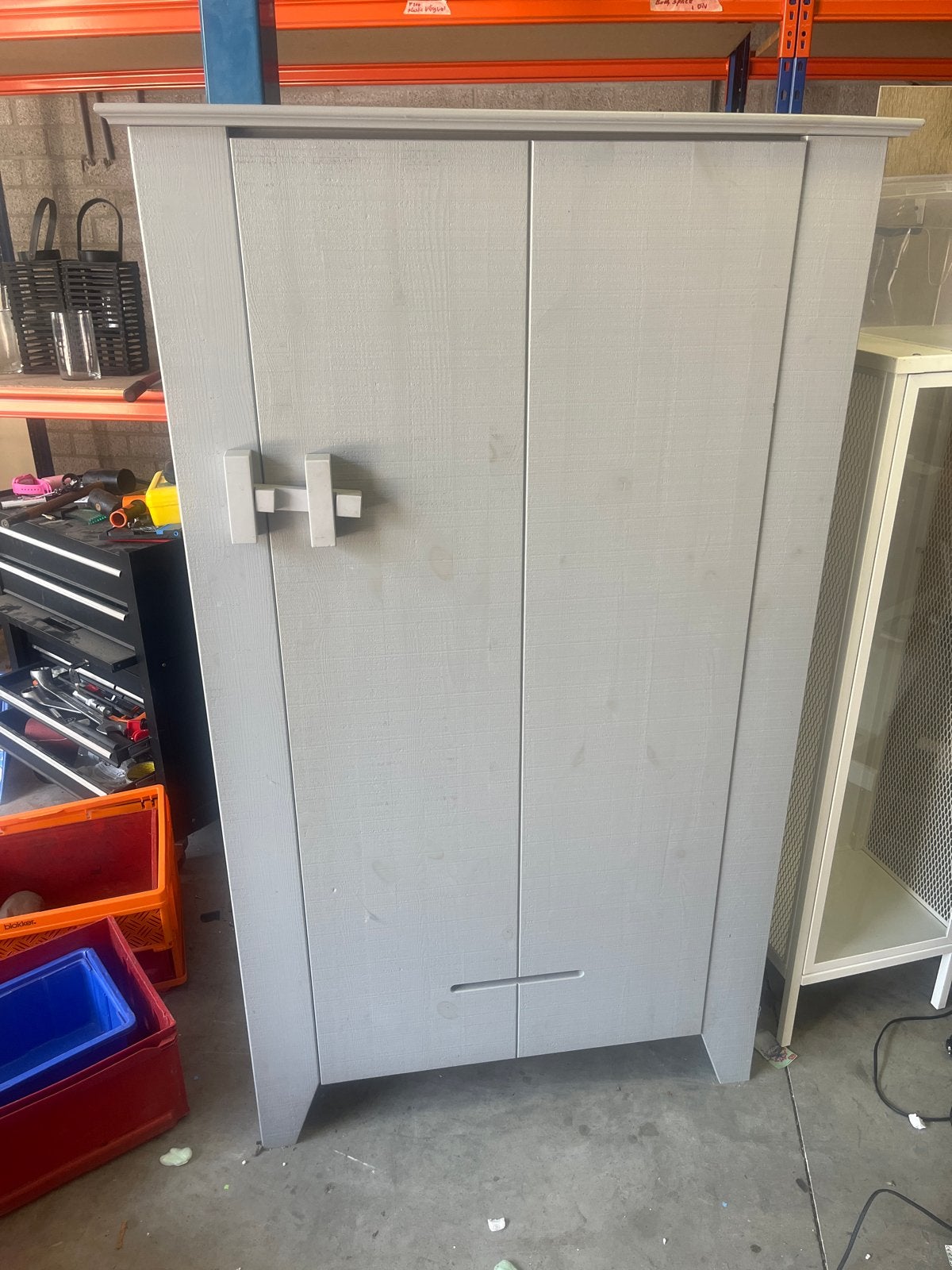 Grijze kast met twee deuren, Ophalen, Gebruikt, 100 tot 150 cm, 50 tot 100 cm