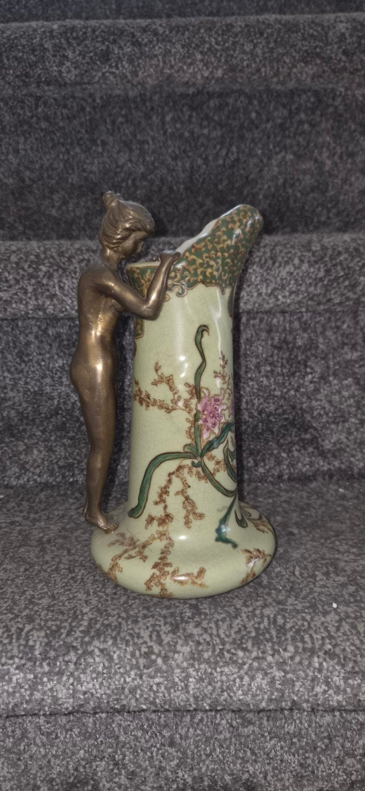 Antieke vaas met bronzen figuur - Vrouw kijkt in kelk, Ophalen of Verzenden