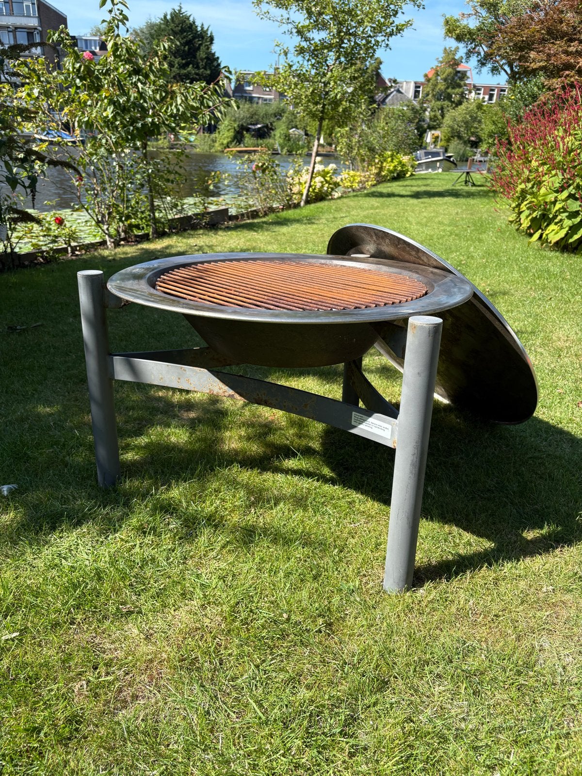 Robuuste buitenhaard/BBQ met grillrooster en deksel, Tuin en Terras, Vuurkorven, Ophalen, Gebruikt