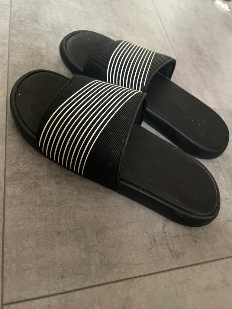 Zwarte slippers met witte strepen, Ophalen of Verzenden, Zo goed als nieuw, Zwart, Slippers