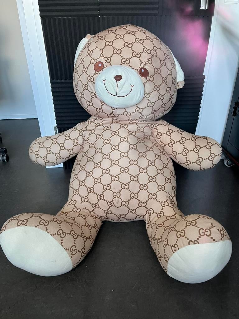 Grote Gucci Beer, Verzamelen, Beren en Cherished Teddies, Ophalen of Verzenden, Zo goed als nieuw, Stoffen beer, Overige merken