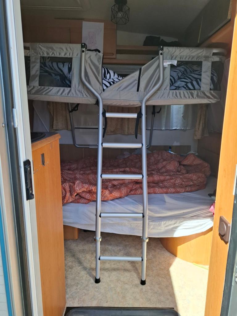 Uwis caravanbed, Ophalen