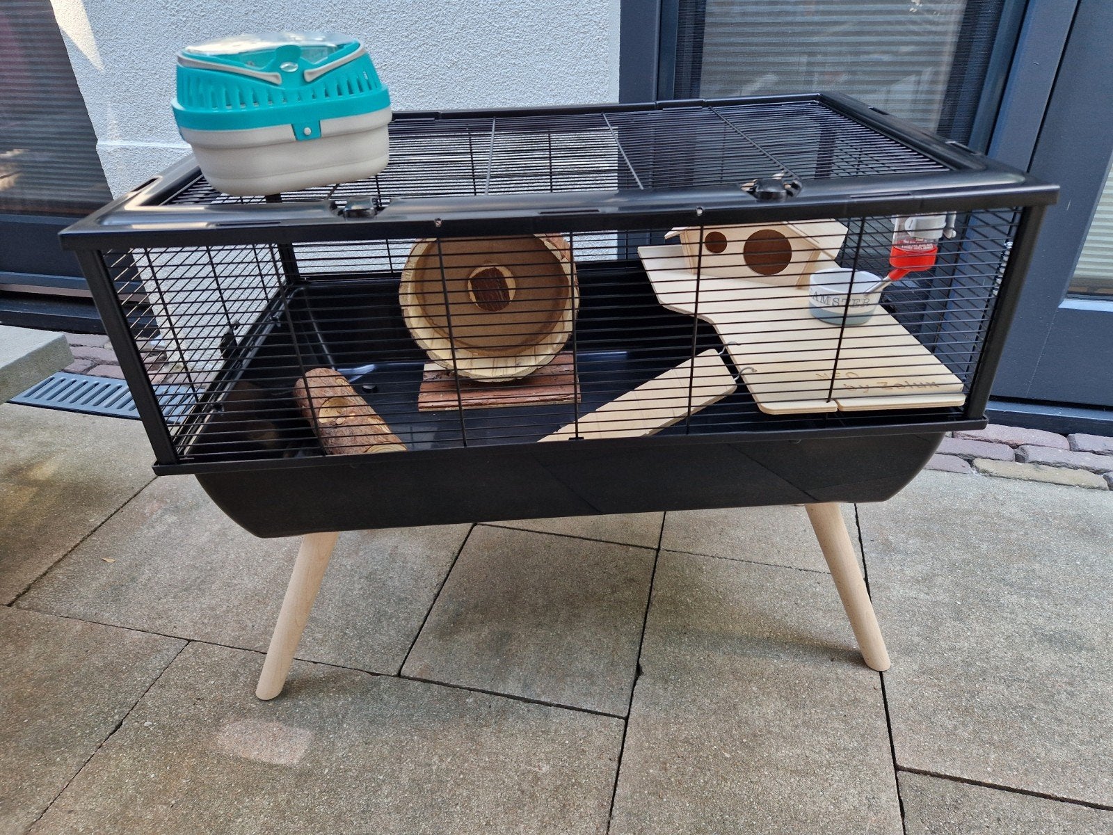 Hamsterkooi Neo by Zolux op standaard compleet met reisbakje, Dieren en Toebehoren, Kooi, Minder dan 75 cm, Zo goed als nieuw
