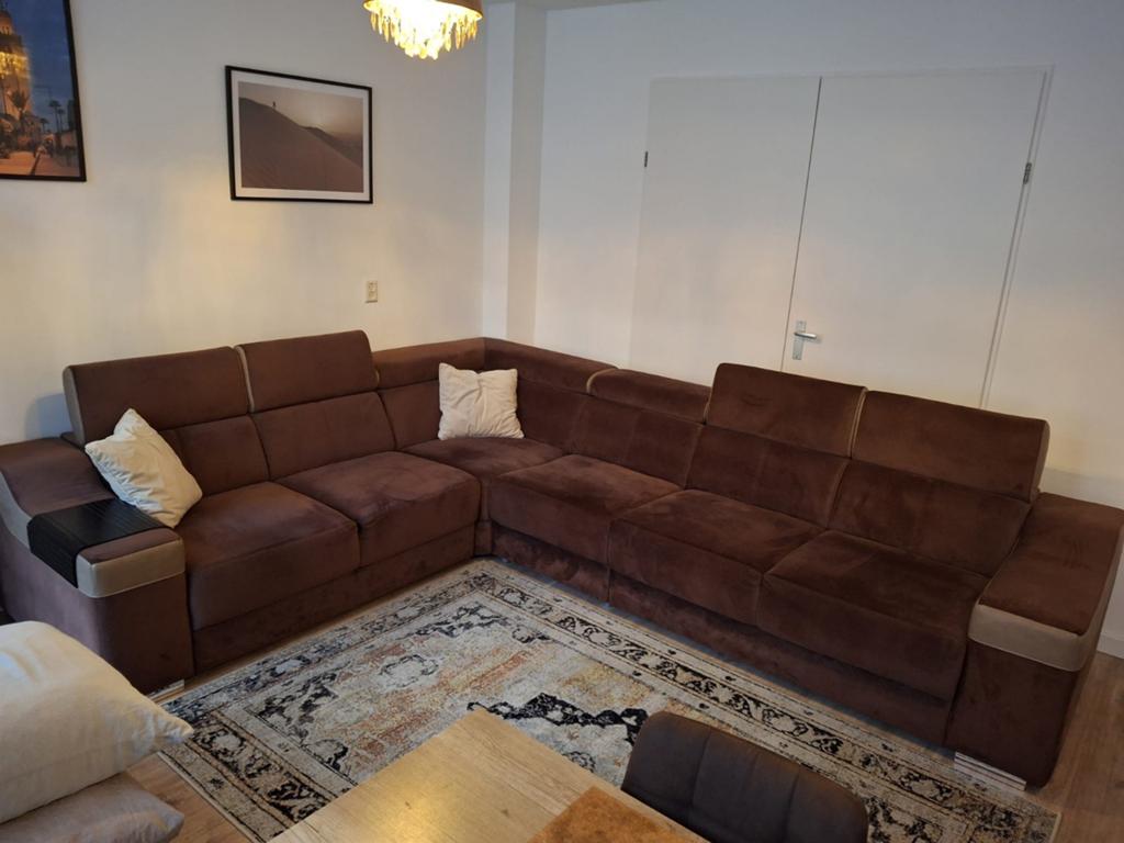 Ruime bruine hoekbank met verstelbare hoofdsteunen, Modern, Comfortabel, Gebruikt, 100 tot 125 cm, Hoekbank