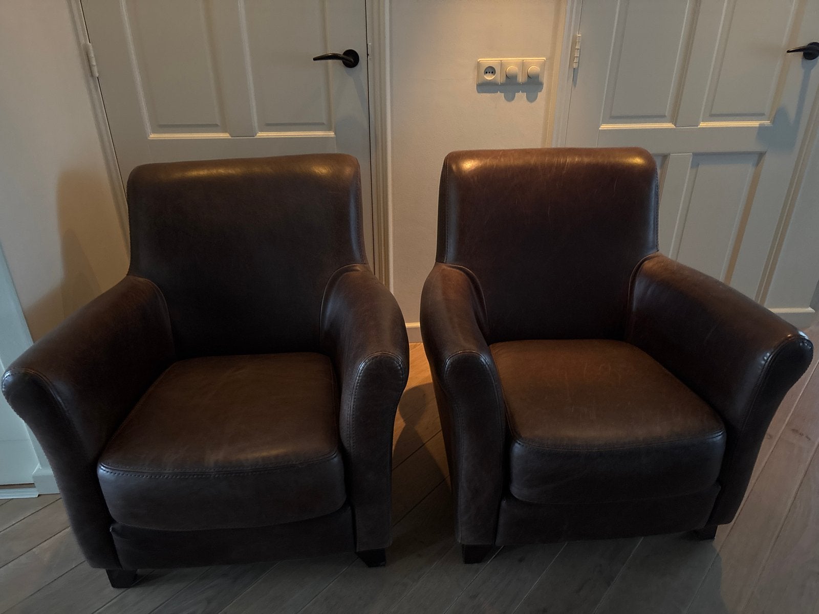 Twee comfortabele leren fauteuils - Donkerbruin, Huis en Inrichting, Ophalen, Gebruikt, Leer, 75 tot 100 cm