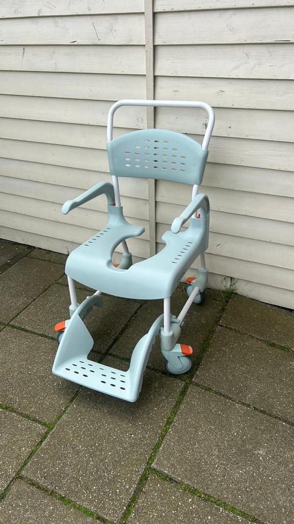 Etac Clean verrijdbare douche-toilet stoel als nieuw!, Diversen, Ophalen, Zo goed als nieuw