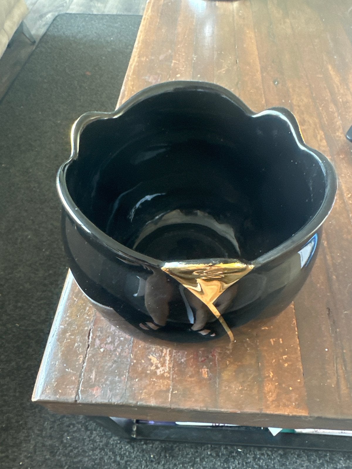 Zwarte pot met gouden Kintsugi-look, 15 cm doorsnee, Antiek en Kunst, Ophalen of Verzenden