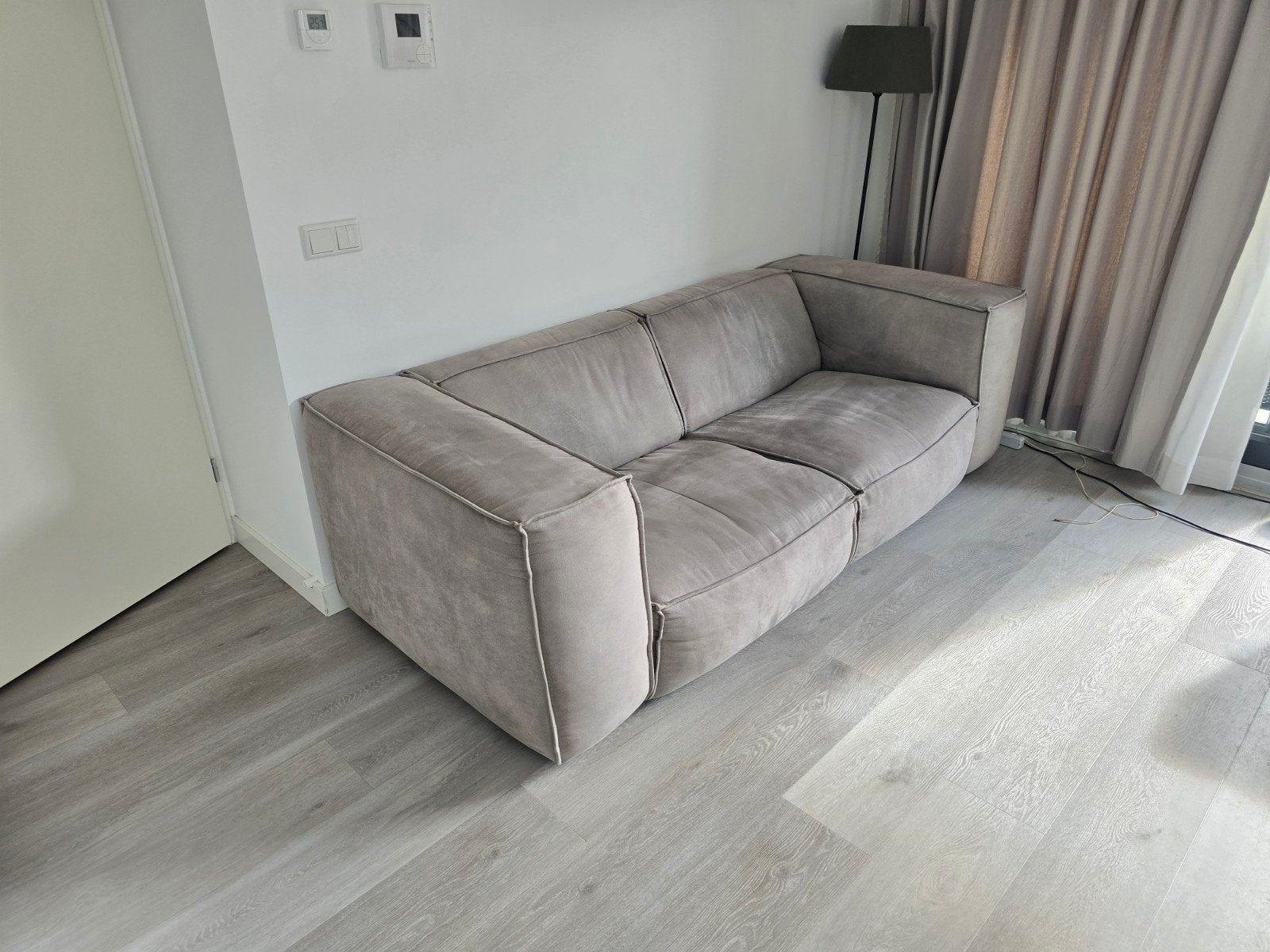 Comfortabele grijze tweezitsbank van imitatiesuede, Ophalen, Gebruikt, Minder dan 75 cm, Tweepersoons