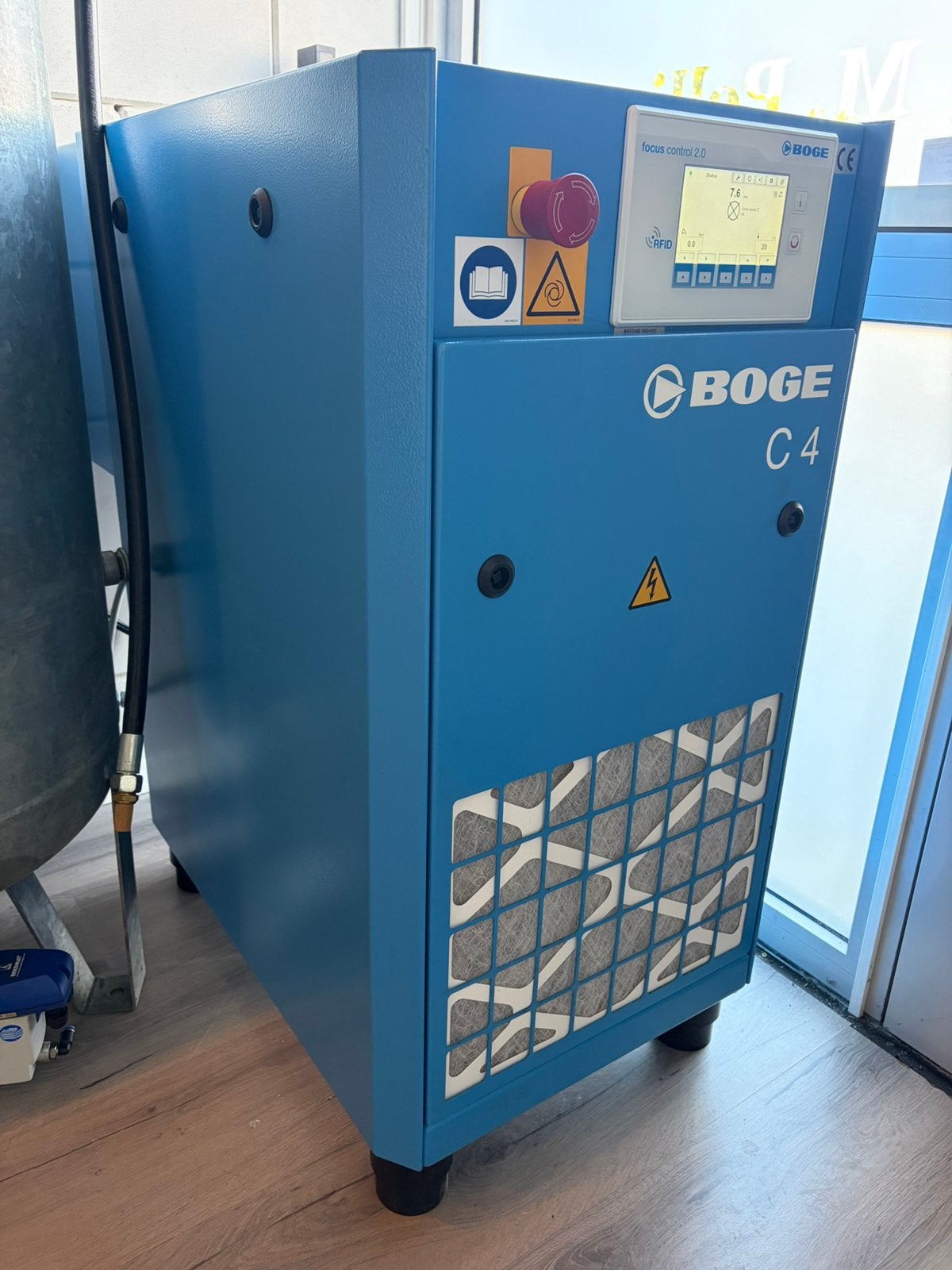 Te koop Boge Schroefcompressor met Persluchtketel, Doe-het-zelf en Verbouw, 100 liter of meer, Ophalen, Zo goed als nieuw