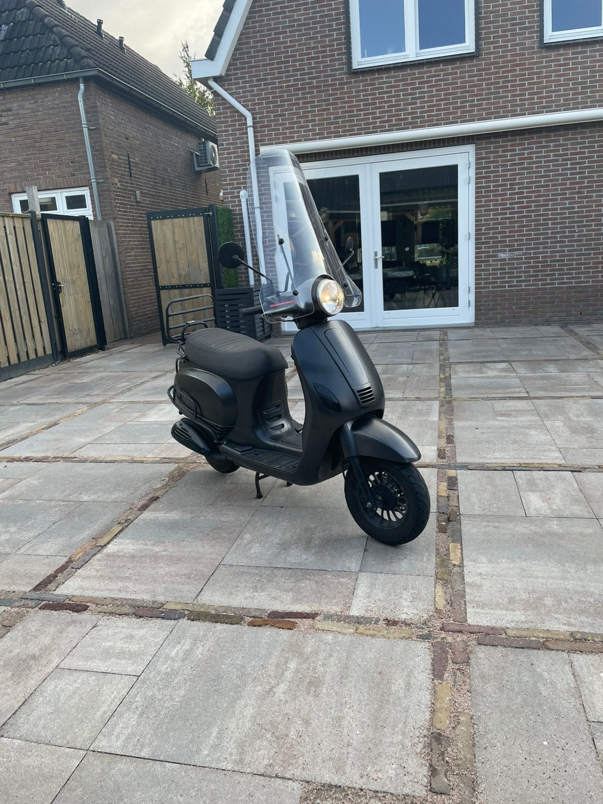 Senzo Riva scooter 50cc, Fietsen en Brommers, Scooters | Overige merken, Ophalen, Maximaal 45 km/u, Zo goed als nieuw, Benzine