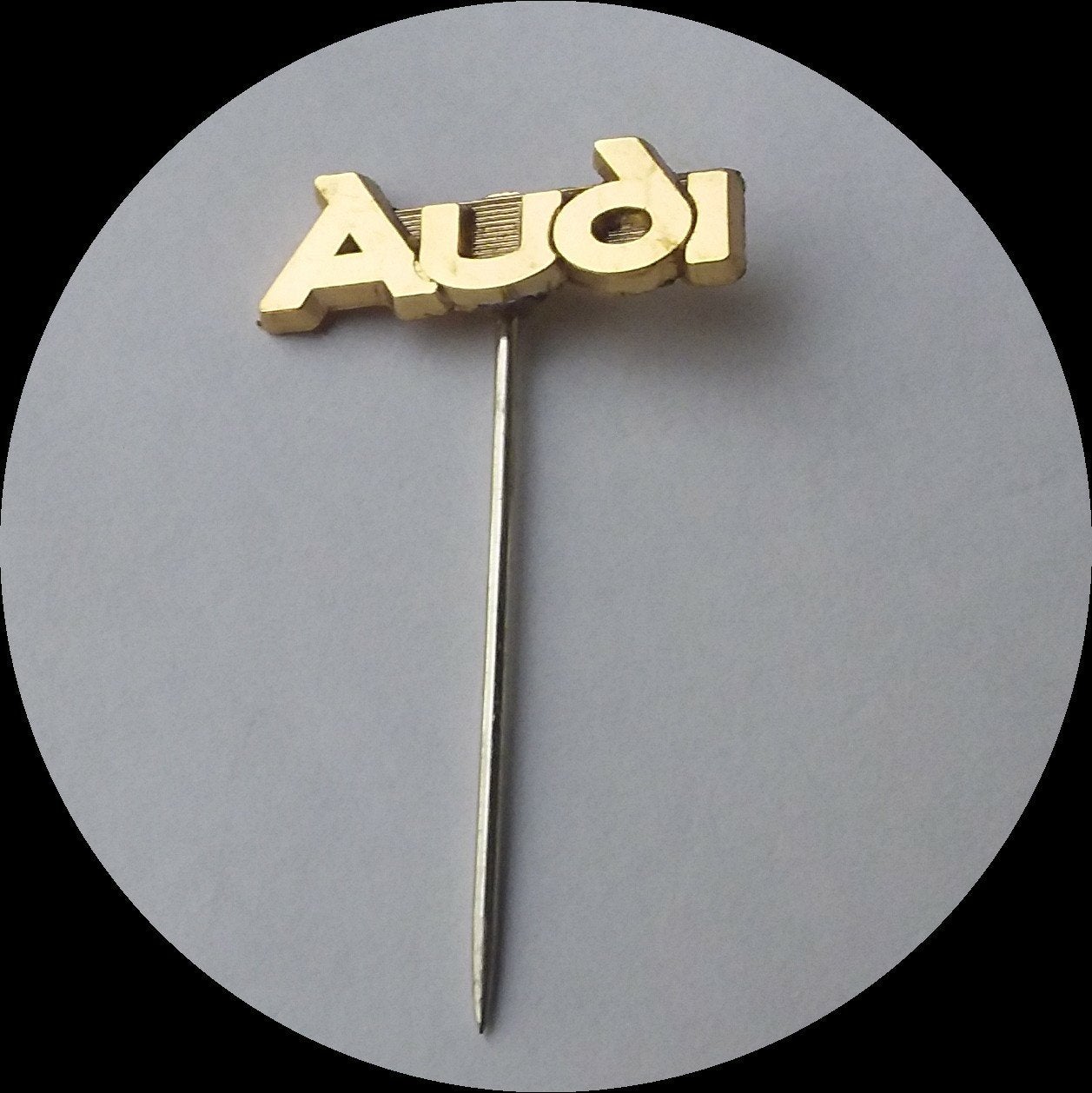 AUDI speldje, goudkleurig, Verzamelen, Speldjes, Pins en Buttons, Ophalen of Verzenden, Zo goed als nieuw, Transport, Speldje of Pin