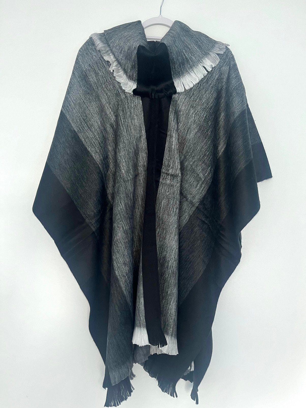 Mooie, zachte alpaca wol poncho uit Ecuador - NIEUW!, Ophalen of Verzenden, Nieuw, Maat 42/44 (L), Grijs