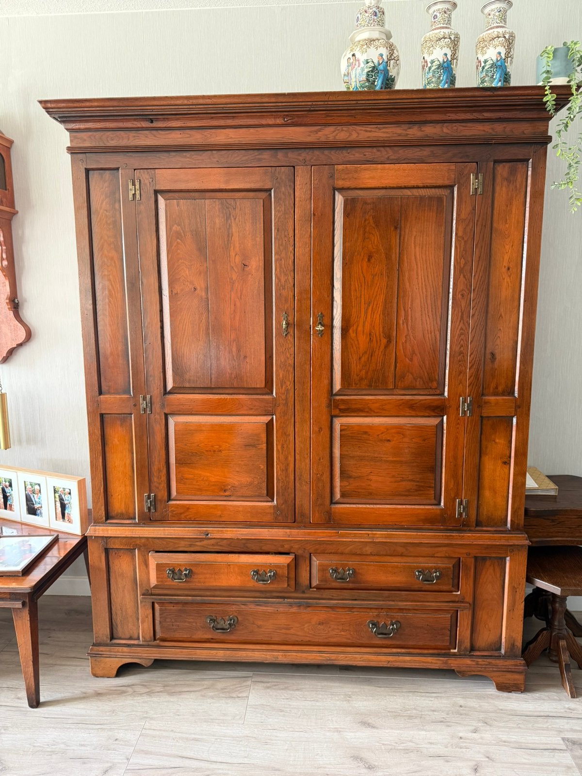 Antieke massief eiken kast, tafel en bijzet tafel., Ophalen of Verzenden