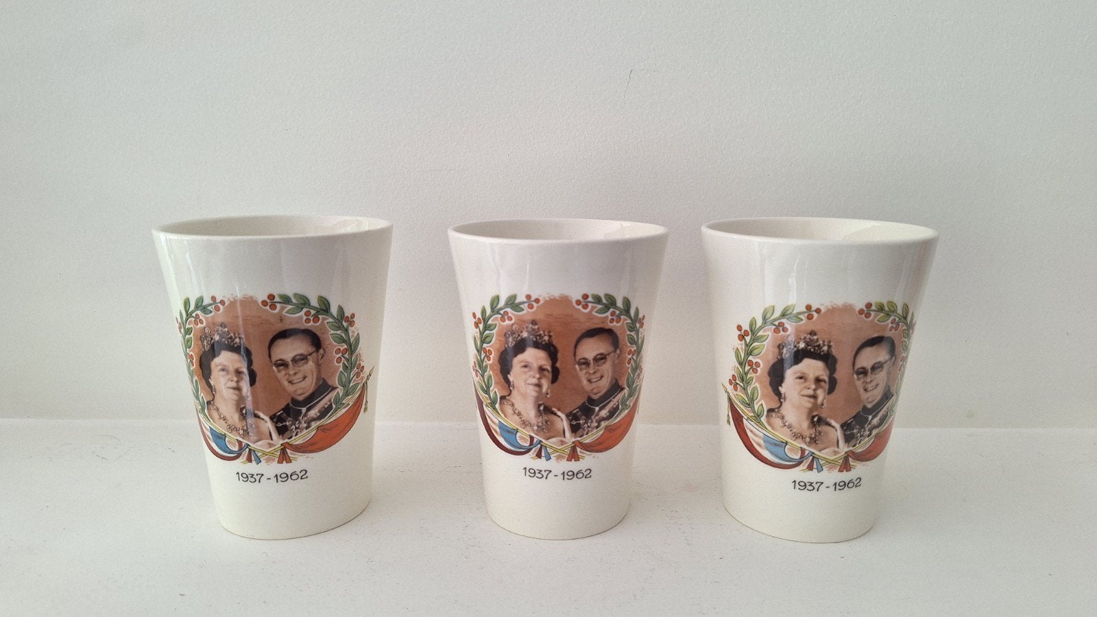 Drie bekers Koninklijke herdenkingsbeker 1937-1962 zgan, Ophalen of Verzenden, Zo goed als nieuw, Overige stijlen, Kop(pen) en/of Schotel(s)