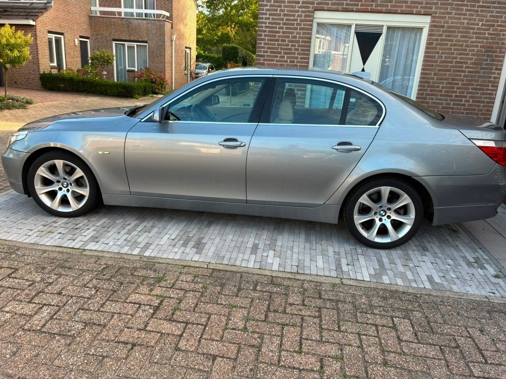 BMW 5-Serie 2.5 I 525 AUT 2003 Grijs, Automaat, Achterwielaandrijving, Beige, 2000 kg