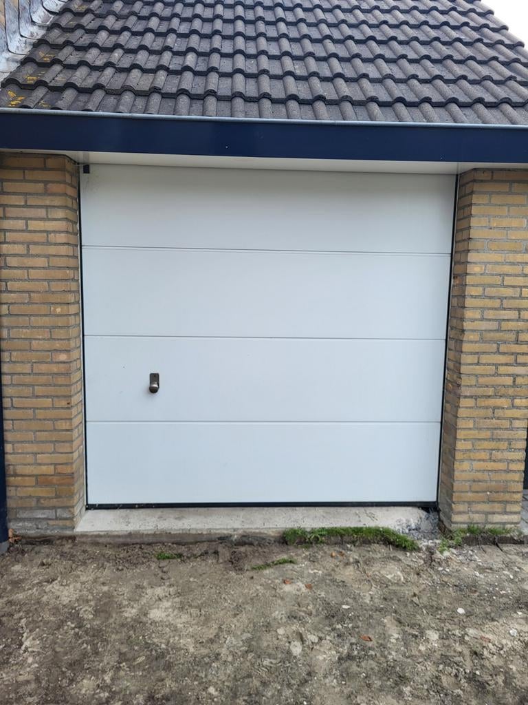 Witte geïsoleerde sectionaal garagedeur, Doe-het-zelf en Verbouw, Deuren en Horren, Ophalen, Garagedeur, Zo goed als nieuw, Metaal