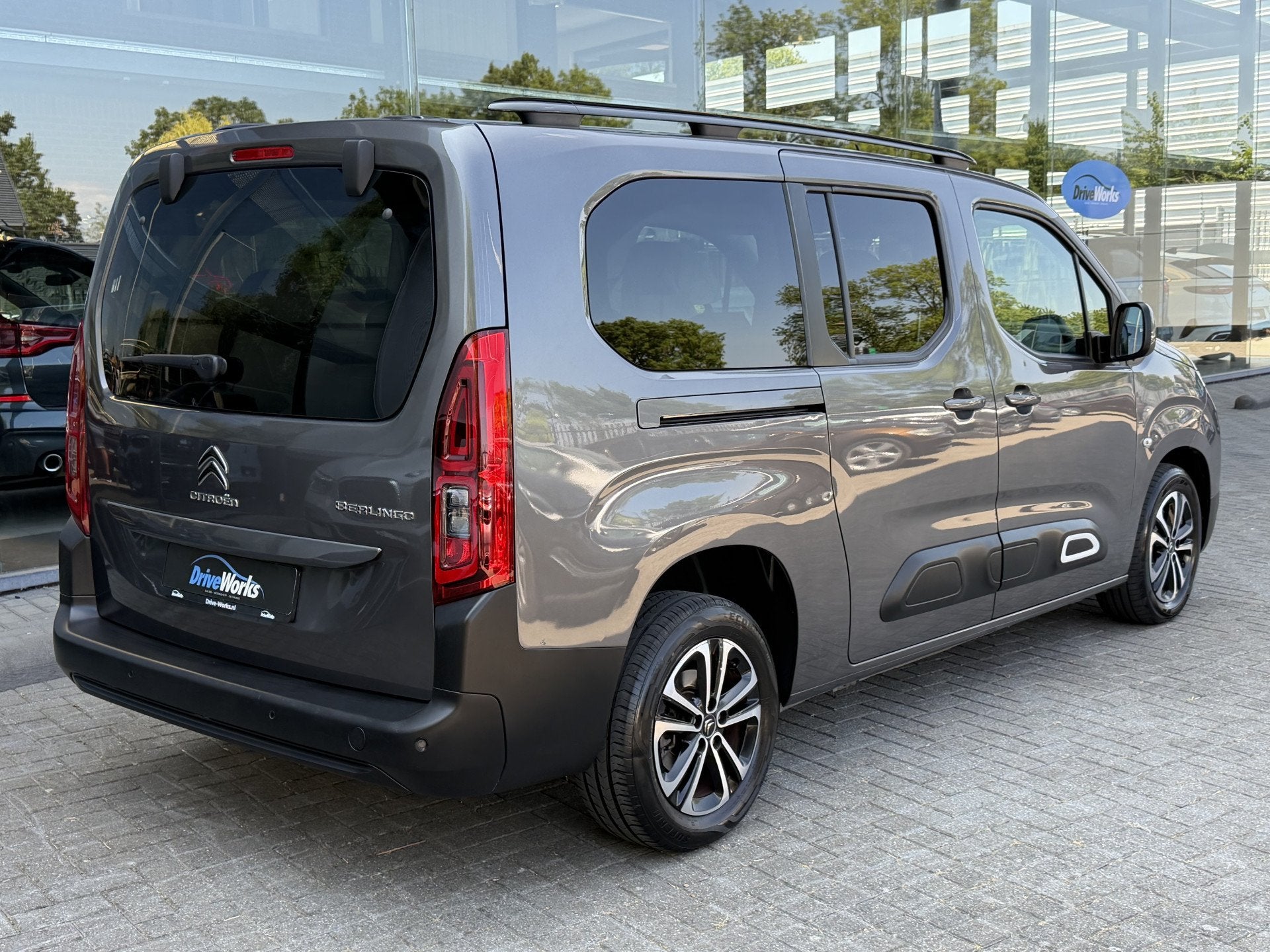 Citroën Berlingo XL 1.2 PureTech Shine 7p. | 7-zits | HUD |, Auto's, Voorwielaandrijving, Dealer onderhouden, Stof, Gebruikt