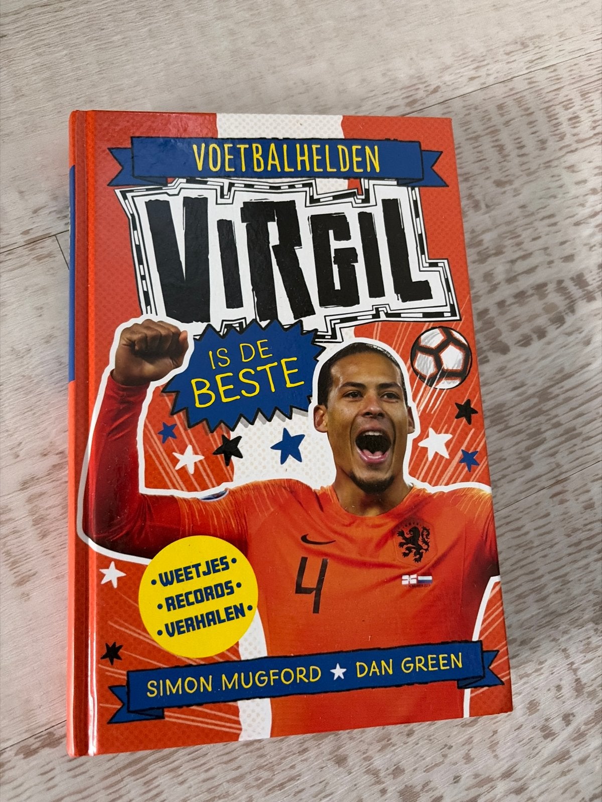 Boek Voetbalhelden Virgil is de Beste - Simon Mugford & Dan, Ophalen of Verzenden, Gelezen, Balsport