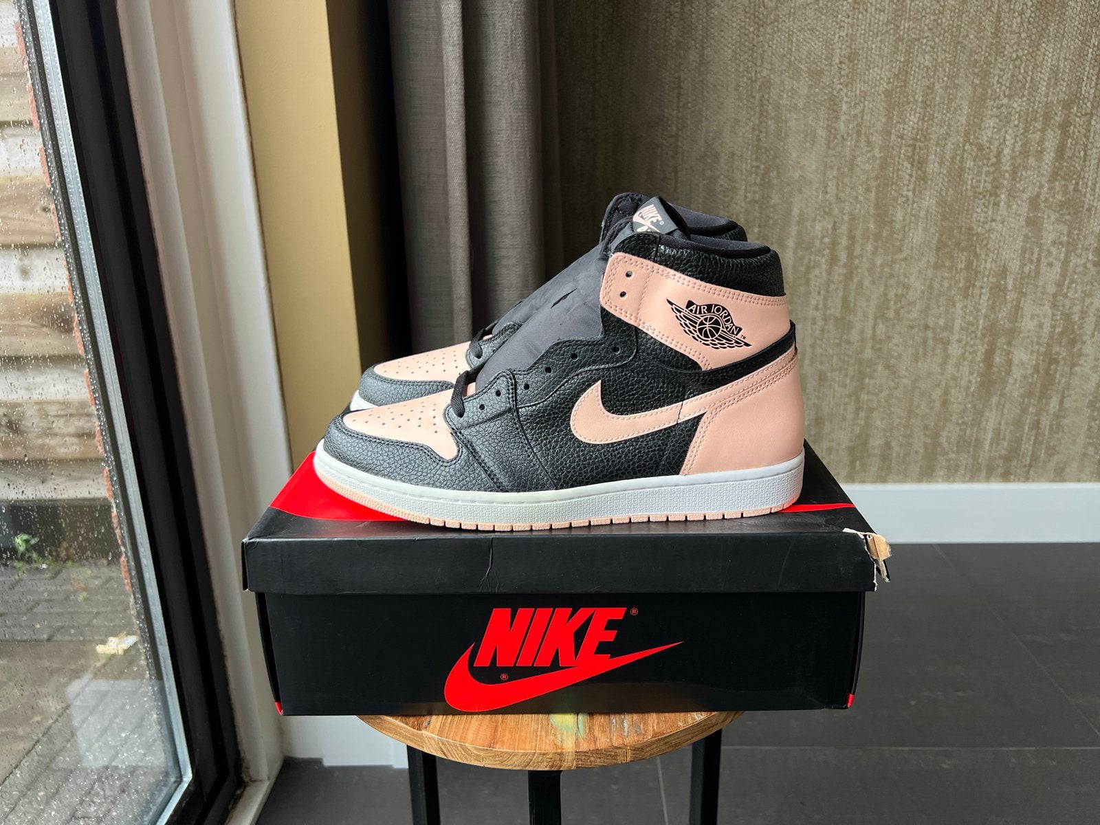 Jordan 1 Retro High Black Crimson Tint - Maat 45, Zwart, Nieuw, Ophalen of Verzenden, Sneakers of Gympen