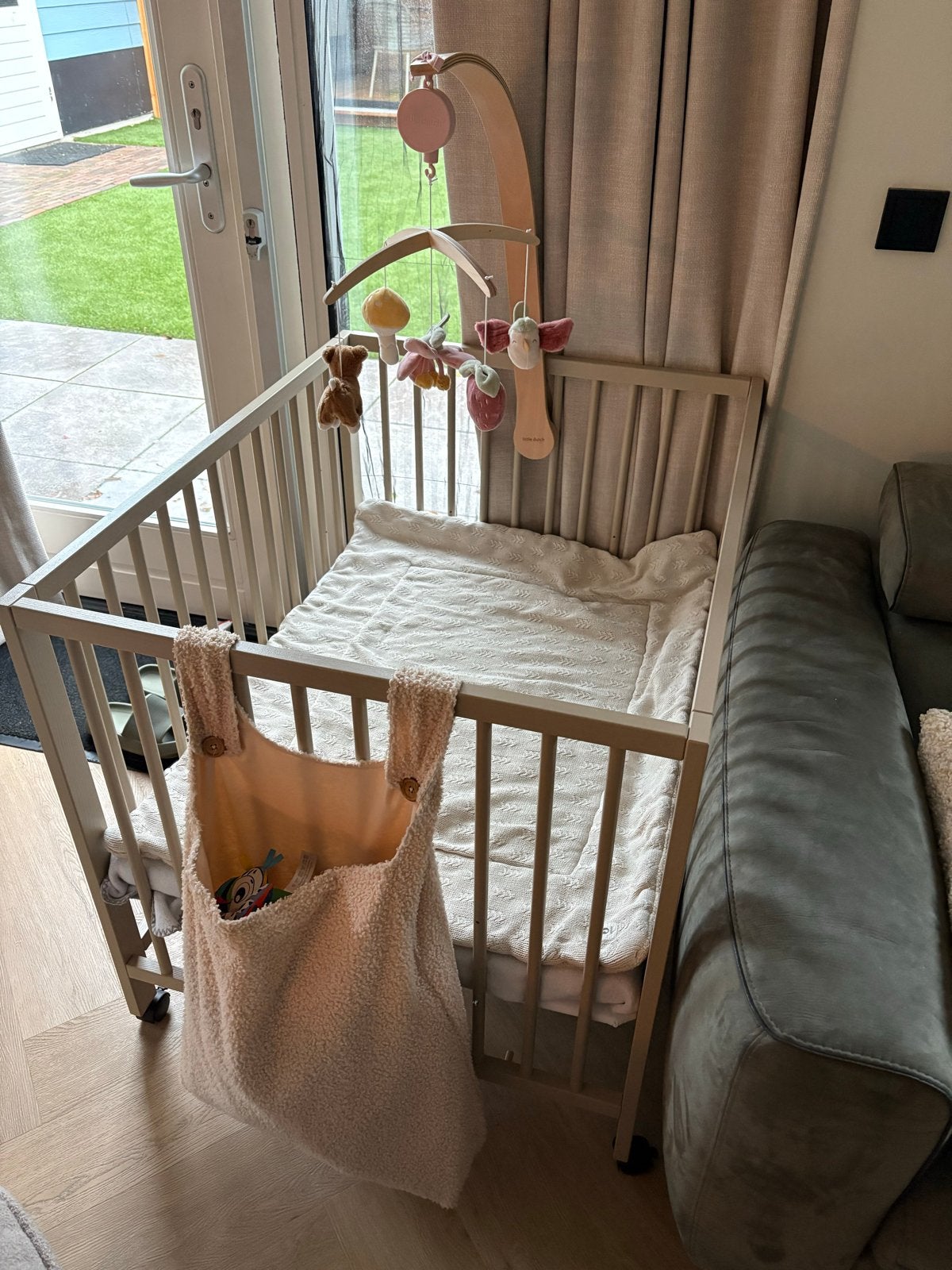 Beige box op wieltjes met matras en boxkleed, Ophalen, Zo goed als nieuw, Rechthoekig, In hoogte verstelbaar