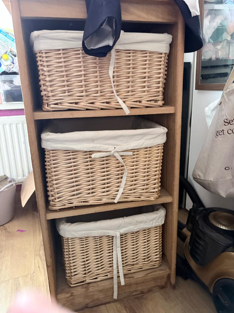 Houten kastje met 3 rieten mandjes, Ophalen, Gebruikt