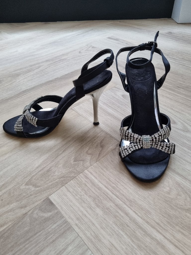 Zwarte open schoen met strassteentjes, maat 37, Kleding | Dames, Pumps, Zwart, Ophalen of Verzenden, Zo goed als nieuw