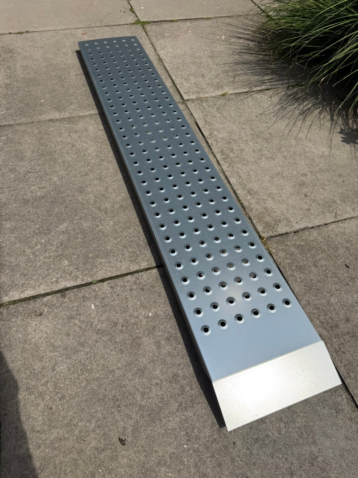Rijplaat / oprijplank staal ongebruikt  135 x 23 x 4 cm, Ophalen, Zo goed als nieuw