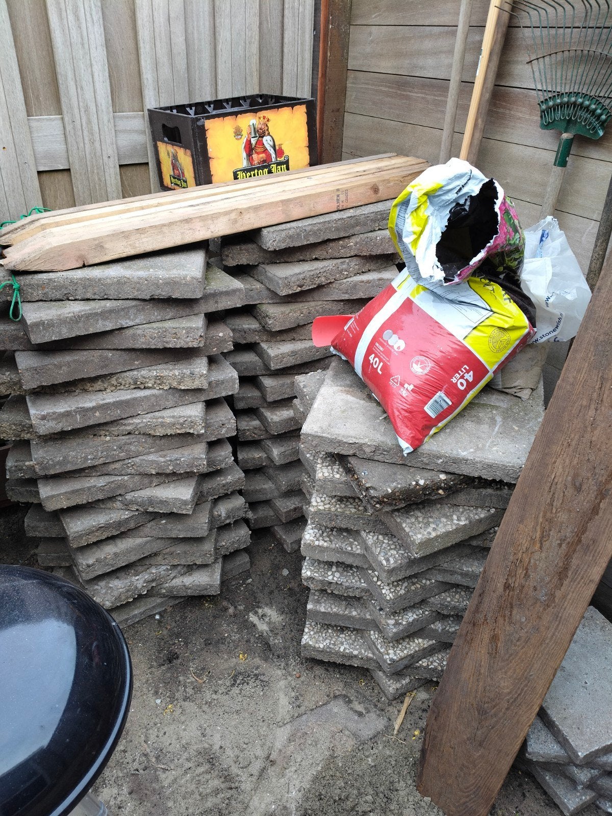 Gratis! Betontegels 50x50 cm (ca 40 grijs, 20 grind), Ophalen, Gebruikt, Beton, Terrastegels