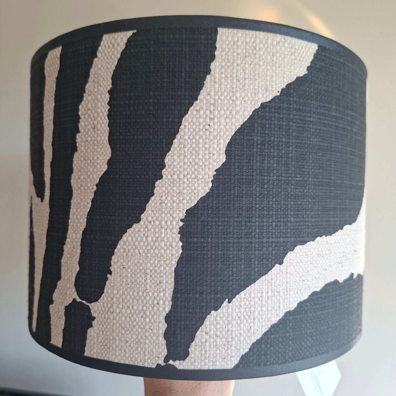 Handgemaakte lampenkap grof geweven zebra 30 cm, Ophalen of Verzenden
