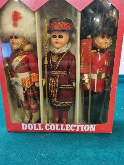 -	Drie poppen doll collection the royal parade, Verzamelen, Poppen, Ophalen of Verzenden, 'T Olde Gre-j, Info@toldegrej.nl, Endepoelstraat 20f Didam