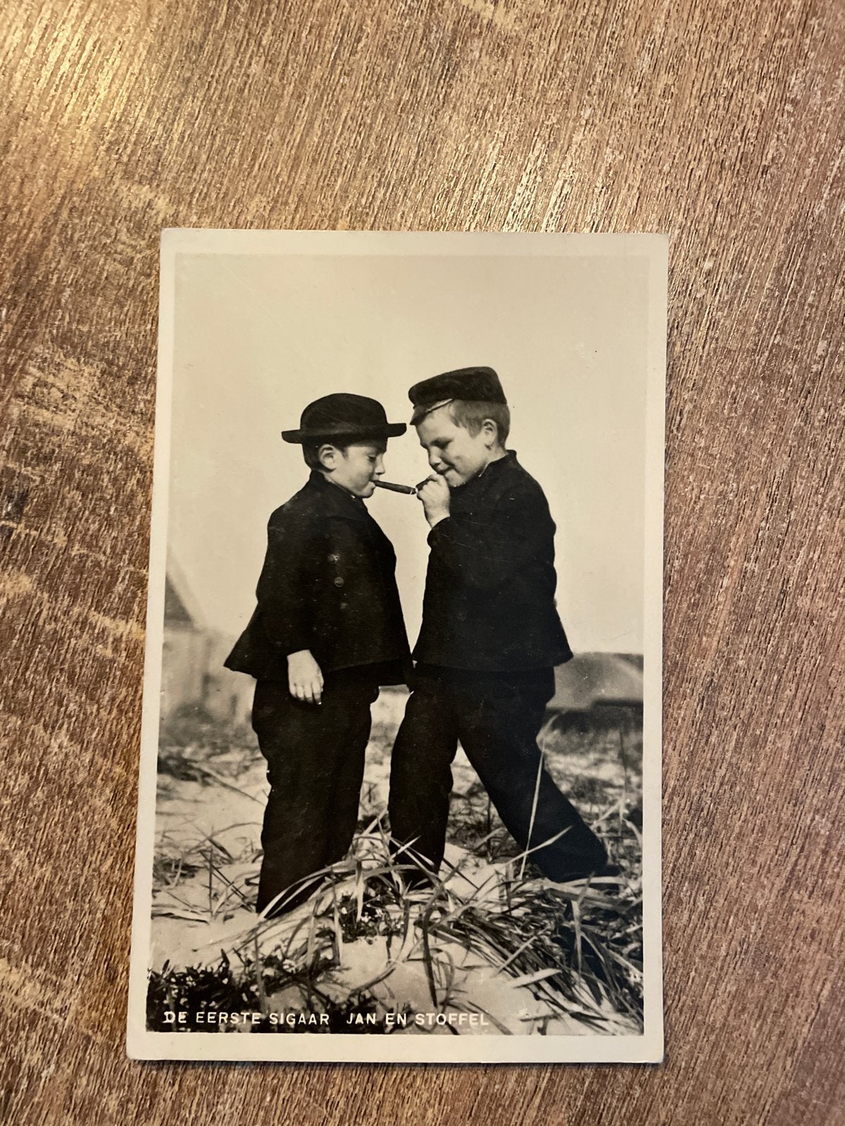 Oude ansichtkaart 'De Eerste Sigaar' - Jan en Stoffel, Verzamelen, Ophalen of Verzenden, Voor 1920, Ongelopen