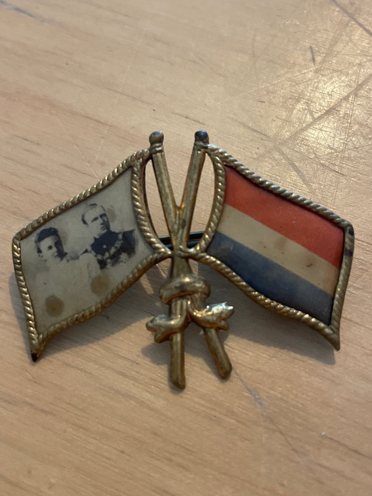 Vintage koningshuis speld met Nederlandse Vlag en Portretten, Ophalen of Verzenden