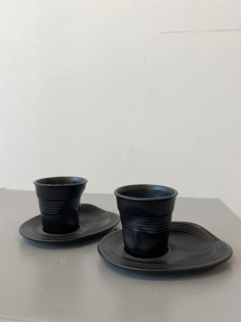 2 Revol koffie kreukbeker en schotel zwart Serax set, Huis en Inrichting, Ophalen, Overige merken, Zo goed als nieuw, Overige stijlen