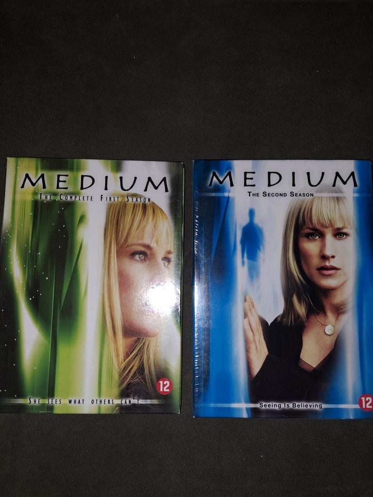 Medium seizoenen 1 en 2, Ophalen of Verzenden, Zo goed als nieuw