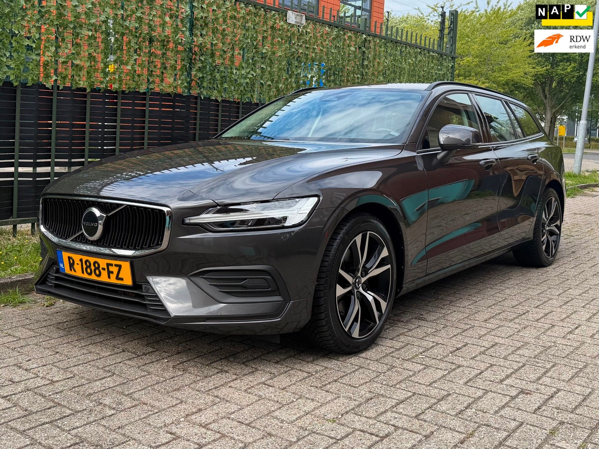 Volvo V60 2.0 B3 Essential grijs 2022 1EIG|LED|NAVI|NAP, Auto's, Volvo, Dealer onderhouden, Stof, 4 cilinders, 1969 cc