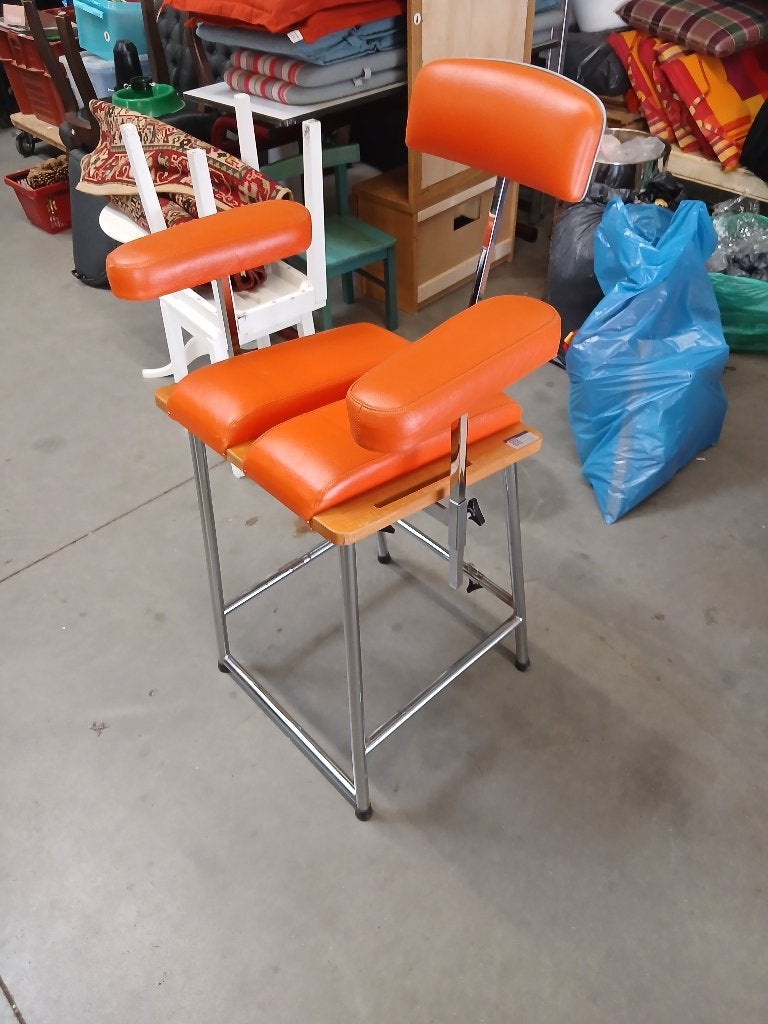 medische stoel van Franse makelij oranje leer, Ophalen, Gebruikt