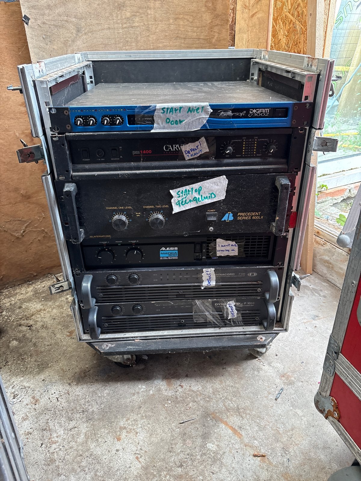 Diverse versterkers in flightcase - deels defect, Ophalen, Gebruikt, Minder dan 500 watt