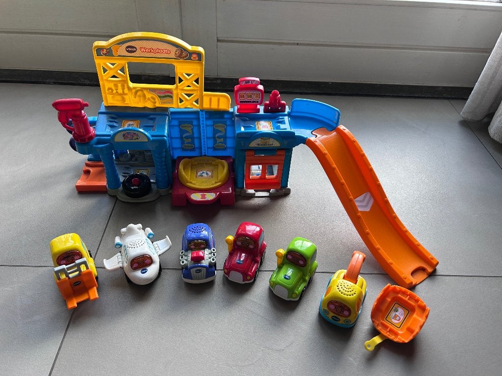 V tech werkplaats incl. 6 ‘auto’s’ en 1 aanhangwagen, Kinderen en Baby's, Ophalen, Gebruikt, 6 maanden tot 2 jaar