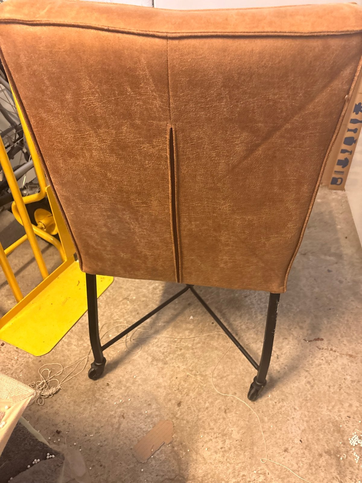 Foto 5 van 3 Nieuwe Mataras eetkamerstoelen op wielen - Cognac