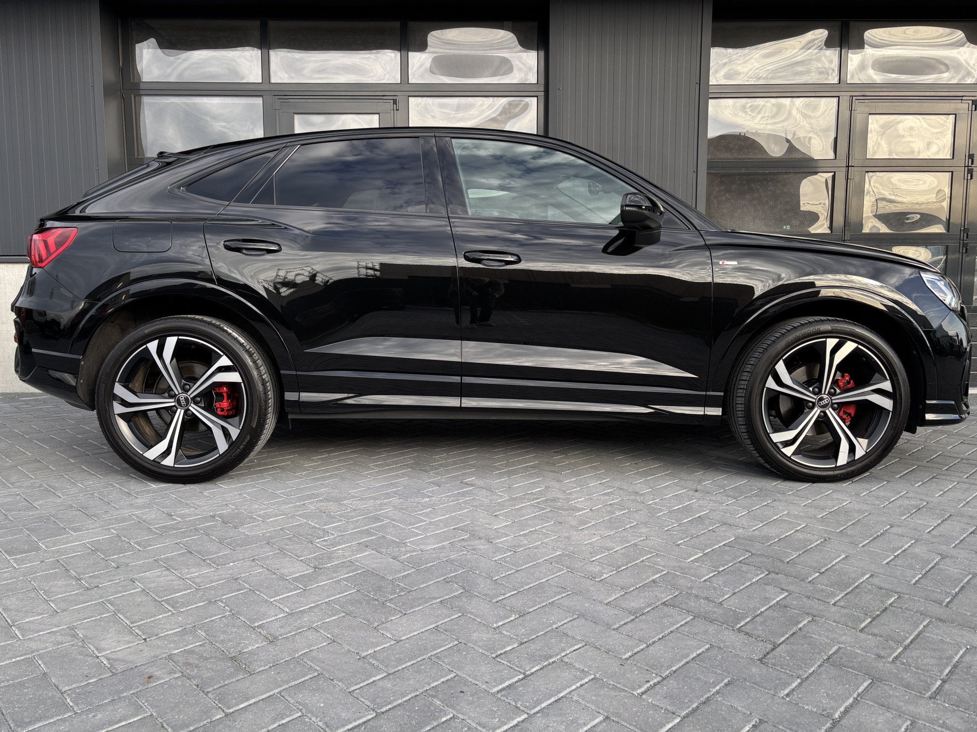 Audi Q3 Sportback 35 TFSI S-Line Pano Sfeerverlichting, 4 cilinders, 1505 kg, Leder en Stof, Zwart